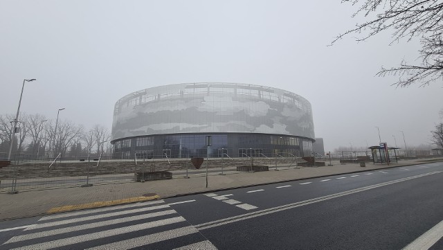 Hala Radomskiego Centrum Sportu jest już dopuszczona do użytkowania. To zdecydowanie najnowocześniejszy tego typu obiekt w województwie mazowieckim. Obiekt, z którego dumni powinni być wszyscy mieszkańcy Radomia. Już w sobotę będzie dzień otwarty i w godz. 9-16 każdy będzie mógł przyjechać zwiedzić hali. Na kolejnych zdjęciach przedstawiamy nowinki i ciekawostki, które dotyczą tej inwestycji. ZOBACZ KOLEJNE ZDJĘCIA ===>>> 