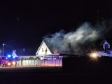 10 zastępów straży pożarnej wzięło udział w nocnej akcji gaśniczej w Świerczowie. Paliły się dach i poddasze domu jednorodzinnego