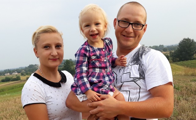 Eliza Głuszek - na zdjęciu z rodzicami Karoliną i Mateuszem - jest laureatką pierwszego miejsca akcji Najpiękniejszy Uśmiech Dziecka "Echa Dnia" w powiecie buskim.