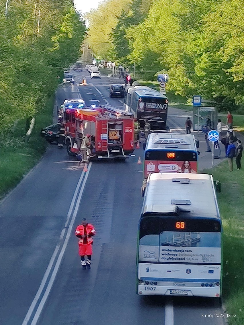 Samochód wjechał w autobus. Zablokowany jest przejazd przez ulicę Wilczą [ZDJĘCIA]