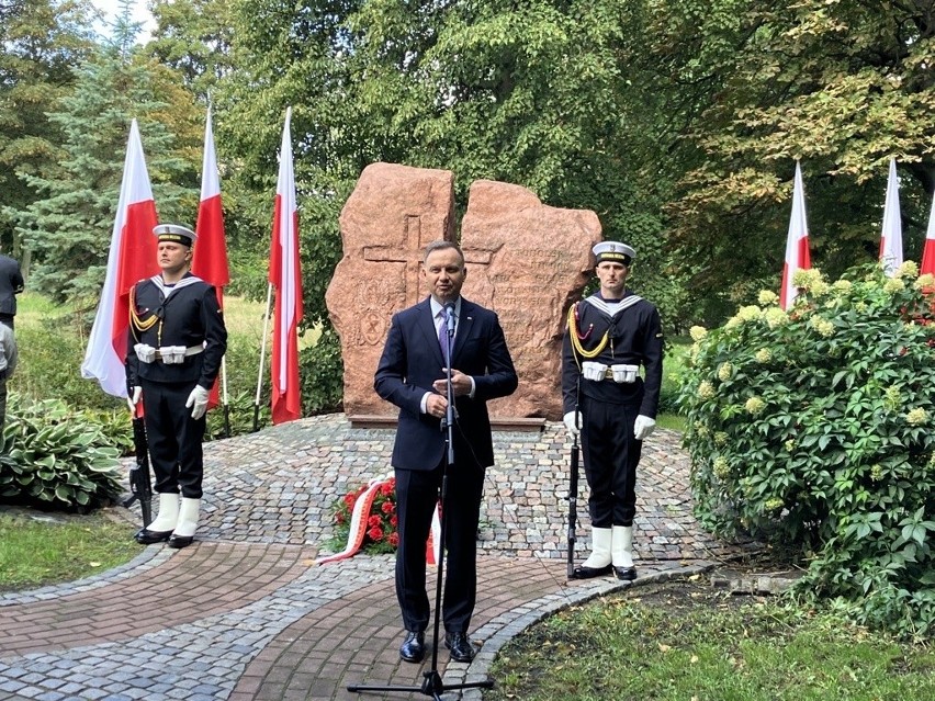 83. rocznica sowieckiej agresji na Polskę. Prezydent RP Andrzej Duda złożył w Gdyni wieniec przed pomnikiem „W Hołdzie Zesłańcom Sybiru”