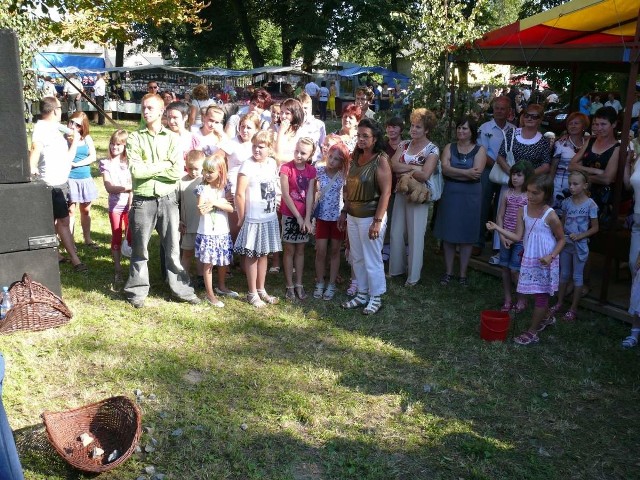 Święto w Jurkowicach obfitowało w konkursy. Na zdjęciu rzucanie dolomitem do celu.