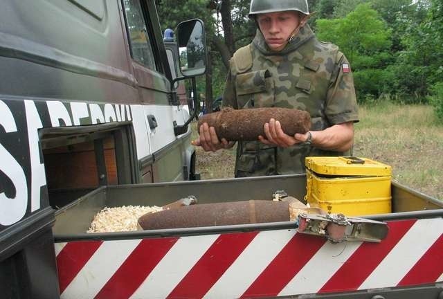 Najczęściej niewybuchy znajdowane są przypadkowo, m.in. podczas prac ziemnych. Tym razem ktoś najzwyczajniej trzymał je w garażu (fot. archiwum))