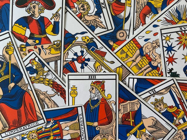 Tarot tygodniowy postawiony przez wróżkę Martę dla każdego znaku zodiaku może pomóc Ci znaleźć odpowiedź na najważniejsze pytania dotyczące miłości, związków, kariery i finansów