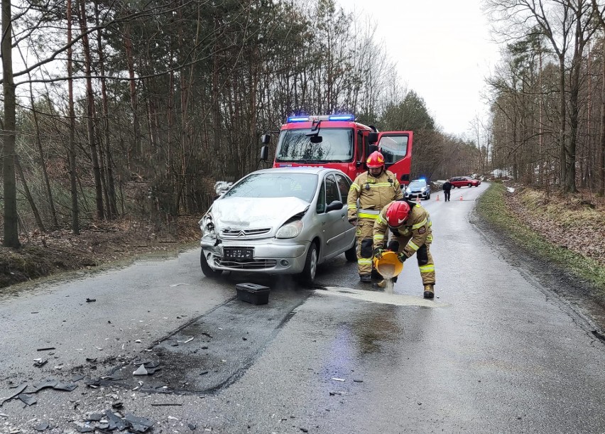 Zderzenie trzech samochodów w Głogowie Małopolskim. Strażacy w akcji [ZDJĘCIA]