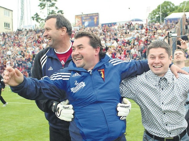 Czerwiec 2004 roku. Bogusław Baniak (drugi z lewej) jako trener Pogoni Szczecin cieszy sie&#808; z awansu do ekstraklasy. W niedziele&#808; stanie przeciwko Portowcom.