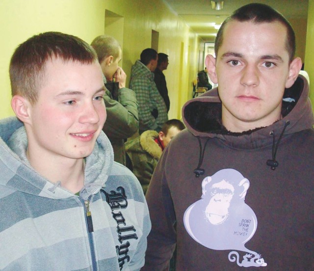 &#8211; Chcę zostać żołnierzem &#8211; mówi Grzegorz Różnowski (z lewej). Jego kolega Emil Mieczkowski woli inną pracę.