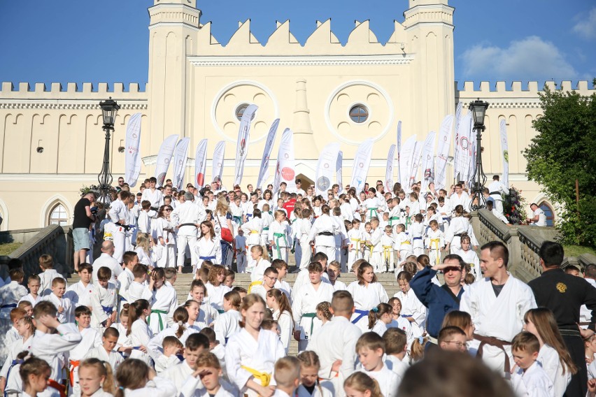 Karatecy z całej Polski trenowali na placu Litewskim w Lublinie, a potem walczyli w hali Globus o medale mistrzostw kraju (ZDJĘCIA)