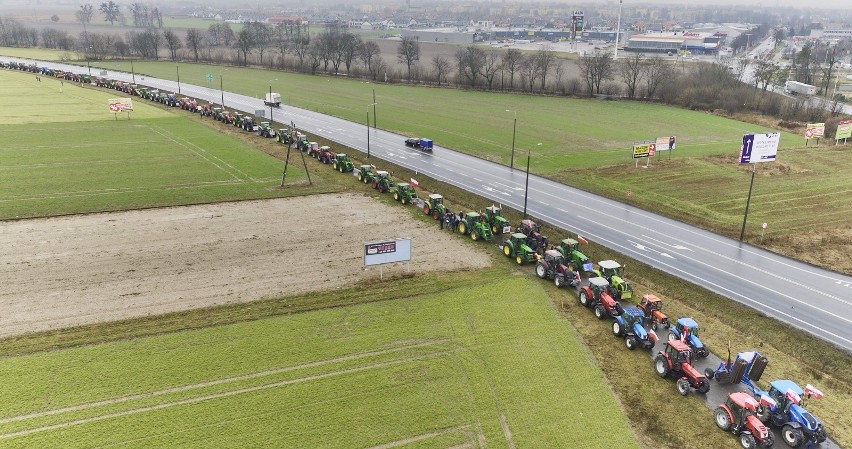 Rolnicy z powiatu kluczborskiego po raz kolejny protestowali...