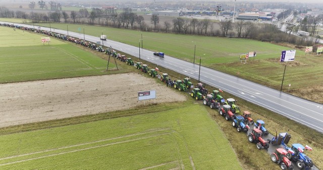 Rolnicy z powiatu kluczborskiego po raz kolejny protestowali przeciwko polityce rolnej Unii Europejskiej. W piątek 9 lutego wyjechali na ulice Kluczborka.