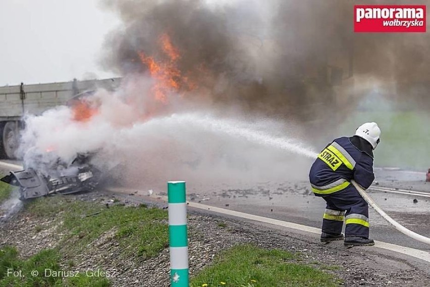 Samochód spłonął pod Osiekiem. Kierowca uciekł w ostatniej chwili