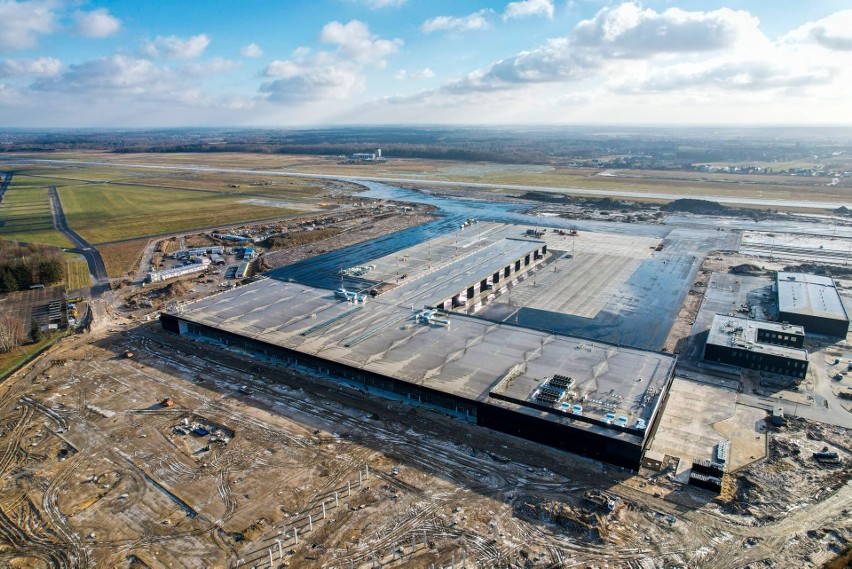Lotnisko w Radomiu. U dołu zdjęcia widoczna budowa parkingów...