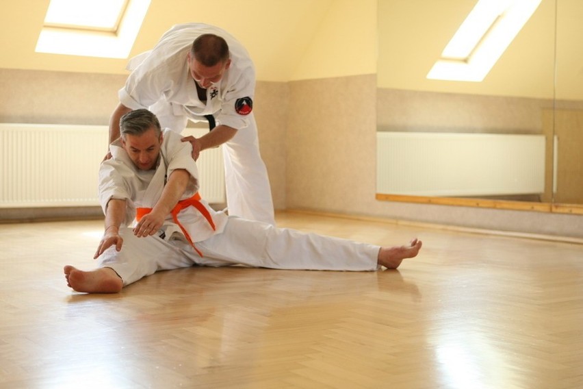 Poseł Robert Biedroń ćwiczy karate