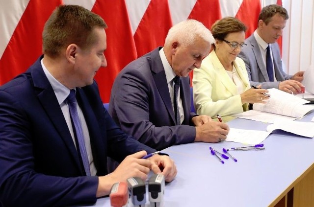 Wojewoda Agata Wojtyszek podczas podpisywania umowy z burmistrzem Buska-Zdroju Waldemara Sikory.