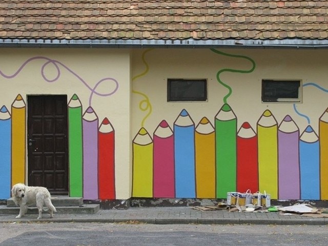 Rok temu w w Golubiu-Dobrzyniu w ramach Dulux Let's Colour Fund odmieniono budynek szkoły. 