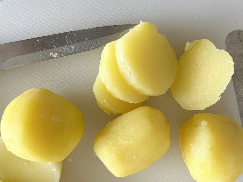 Pokrój ziemniaki w talarki – najlepiej, by były w miarę...