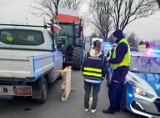 Policjant potrącony przez pijaną kobietę na blokadzie w Osieku w powiecie brodnickim