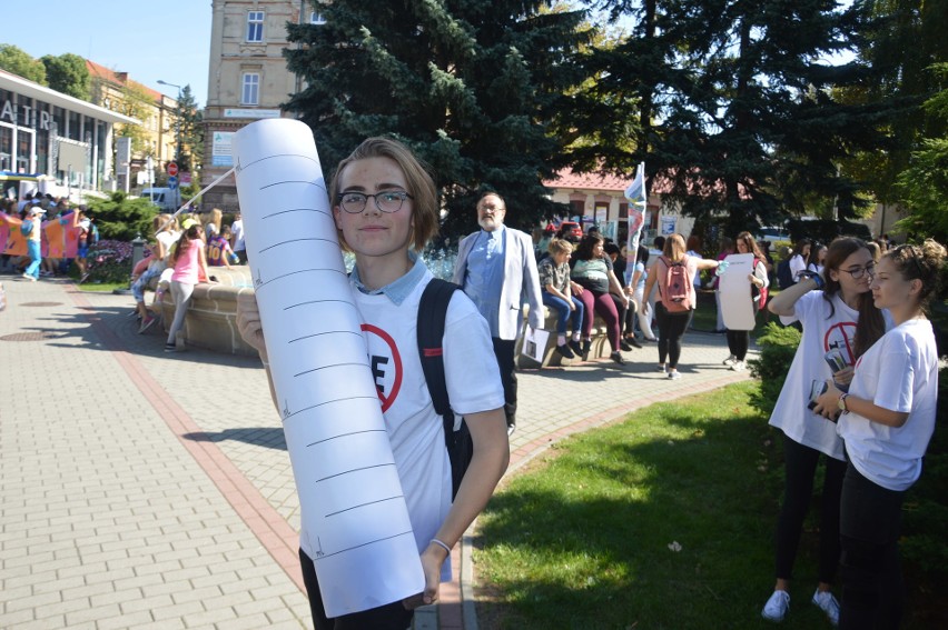 Tarnów. Młodzież mówi NIE narkotykom i dopalaczom. Happening [ZDJĘCIA]