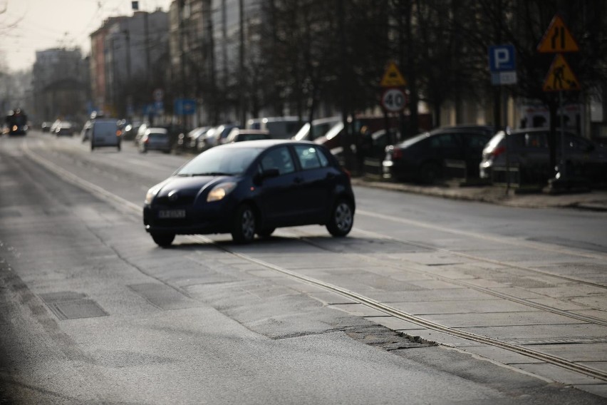 Chodniki się rozpadają, jezdnia jest pełna dziur. Mieszkańcy apelują: "Chcemy pilnego remontu ulicy Kościuszki!"