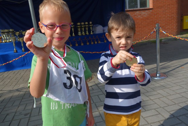 Na dystansie 200m pobiegli i medale zdobyli: Marek Ślązok lat 5 i najmłodszy Maksiu Śliwa lat 3