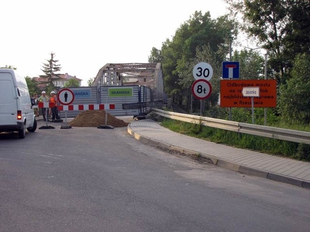 Zamknięty most w Trzebownisku.