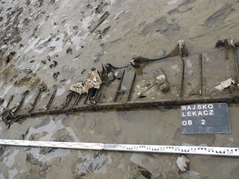 Sensacyjne znalezisko w Harmężach. W dno stawu rybackiego był wbity wrak rosyjskiego bombowca z czasów drugiej wojny światowej 