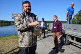 80 tysięcy małych sandaczy pluska się już w jeziorach w Szczecinku [zdjęcia]
