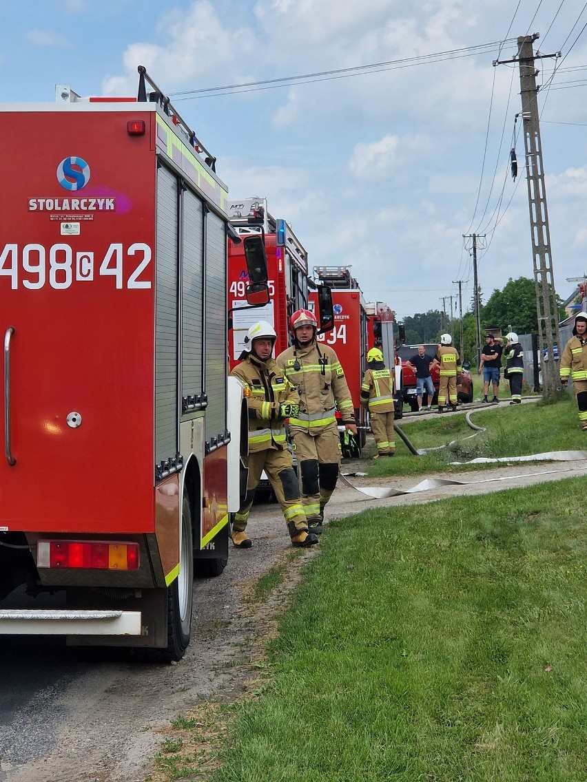 10 zastępów strażaków gasiło pożar domu w Dębowie w powiecie nakielskim