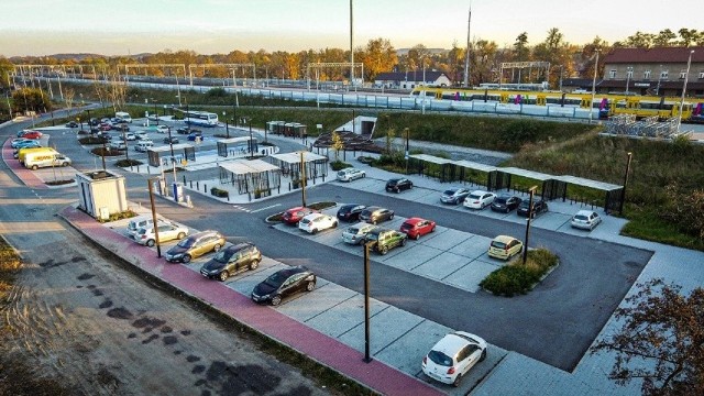 Autobusowe Linie Dowozowe (14 kursów) oraz gminna komunikacja busowa (10 kursów) będą wozić pasażerów ze wschodniej części gminy Niepołomice m.in. na P&R Podłęże Północ, do pociągu do Krakowa