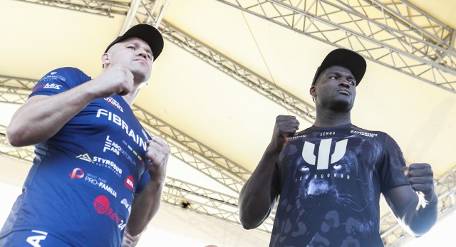 Izu Ugonoh przyszedł na trening medialny, który odbył się w rynku z uroczą blondynką i psem. W piątek ceremonia ważenia. W sobotę podczas gali KnockOut Boxing Night 7, która odbędzie się na Stadionie Miejskim „Stal” w Rzeszowie, w walce wieczoru spotkają się Łukasz Różański i Izu Ugonoh. Stawką będzie tytuł mistrza Polski w królewskiej kategorii ciężkiej. Będzie to już 11. gala boksu zawodowego w Rzeszowie.CZYTAJ WIĘCEJ O CZWARTKOWYM TRENINGU MEDIALNYM