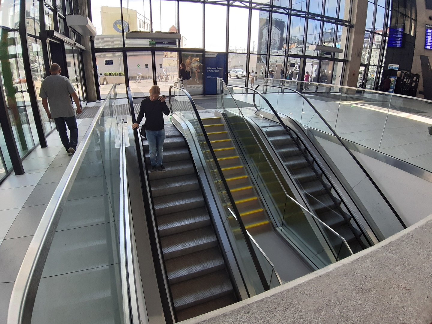 Podróżni są w szoku. Ruchome schody na dworcu w Katowicach działają. Już po  wymianie schodów wstydu Zobaczcie ZDJĘCIA | Dziennik Zachodni