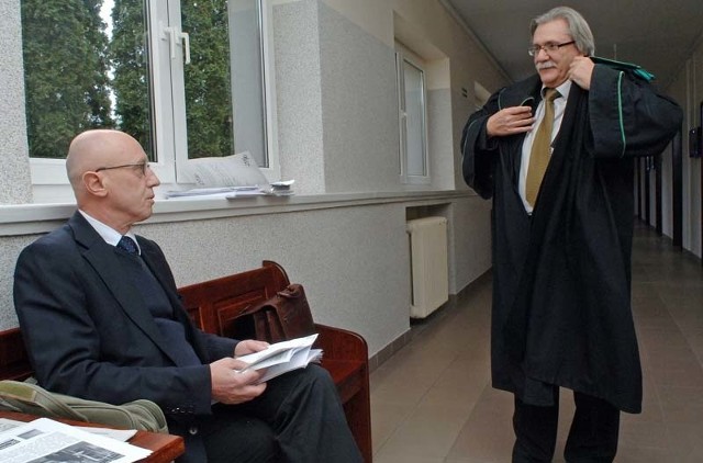 Burmistrz Jerzy Hardie-Douglas (z lewej) z swoim prawnikiem Mirosławem Wacławskim czeka na korytarzu sądu w Koszalinie na rozpoczęcie procesu. 