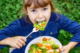 Dobra informacja dla rodziców wege. Badania potwierdzają: dzieci na diecie wegetariańskiej rozwijają się równie dobrze, jak te jedzące mięso