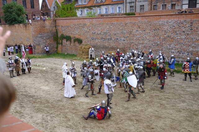 W fosie między ulicą Podmurną i Przedzamczem często odbywają się widowiska historyczne. Miejsca z równie bogatą historią rzeczywiście można szukać ze świecą.