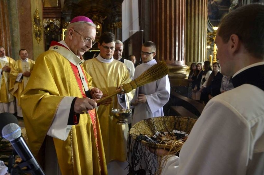 Wolontariusze dostali krzyże misyjne i jadą na krańce świata