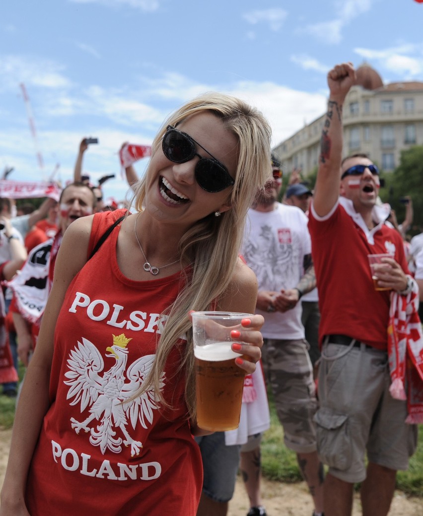 Biało-czerwone fanki przed meczem Polska - Portugalia w...
