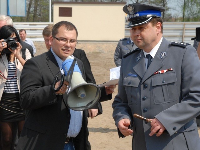 Sprawą pijanego policjanta zainteresował się TVN24. Na zdjęciu dziennikarz tej stacji podczas uroczystości wmurowania aktu erekcyjnego pod budowę nowej komendy policji w Ostrołęce.