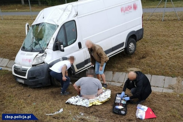 Policjanci z łódzkiego zarządu Centralnego Biura Śledczego Policji wracali właśnie ze szkolenia, którego celem było m.in. przypomnienie zasad udzielania pierwszej pomocy w warunkach bojowych. Nie spodziewali się, że tak szybko przyjdzie im zweryfikować swoje umiejętności.- Policjanci na lubuskim odcinku autostrady A2 zauważyli busa dostawczego, który zjechał na pobocze i dachował. Ranny kierowca został zakleszczony w aucie. Policjanci CBŚP zareagowali natychmiast i przystąpili do działania. Wydostali rannego z samochodu i udzielili mu pierwszej pomocy przedmedycznej. W tym czasie inni policjanci zabezpieczyli teren, aby nie doszło do następnego zdarzenia drogowego. Kolejny policjant, wezwał pogotowie ratunkowe oraz poinformował o zaistniałej sytuacji lokalną policję i straż pożarną – poinformował nadkom. Marcin Marudy. rzecznik prasowy KWP w Gorzowie Wlkp.Ranny kierowca samochodu po udzieleniu przez policjantów pomocy, trafił pod opiekę lekarzy, a następnie miejscowych policjantów, ponieważ jak się okazało, był pod wpływem alkoholu.Zobacz też: Podniebny Gorzów odc. 11 - Zawarcie #2