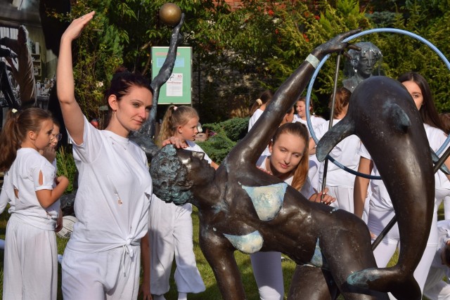 Rzeźby Jerzego Kędziory "spadły na ziemię" - jubileusz artysty w Poczesnej