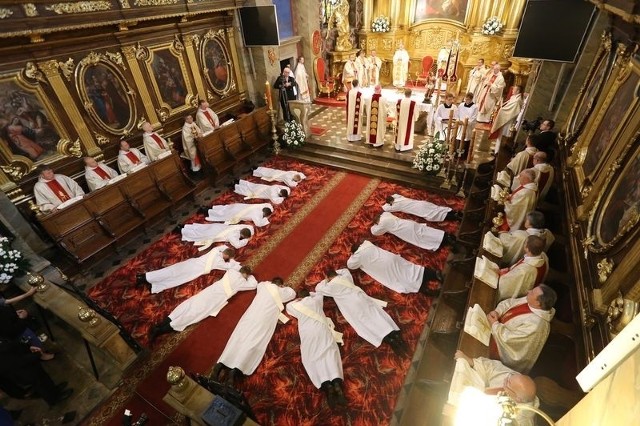 Najbardziej wzruszający moment: kandydaci do przyjęcia święceń kapłańskich leżą krzyżem na podłodze bazyliki i prosząc o wstawiennictwo Litanią do Wszystkich Świętych.