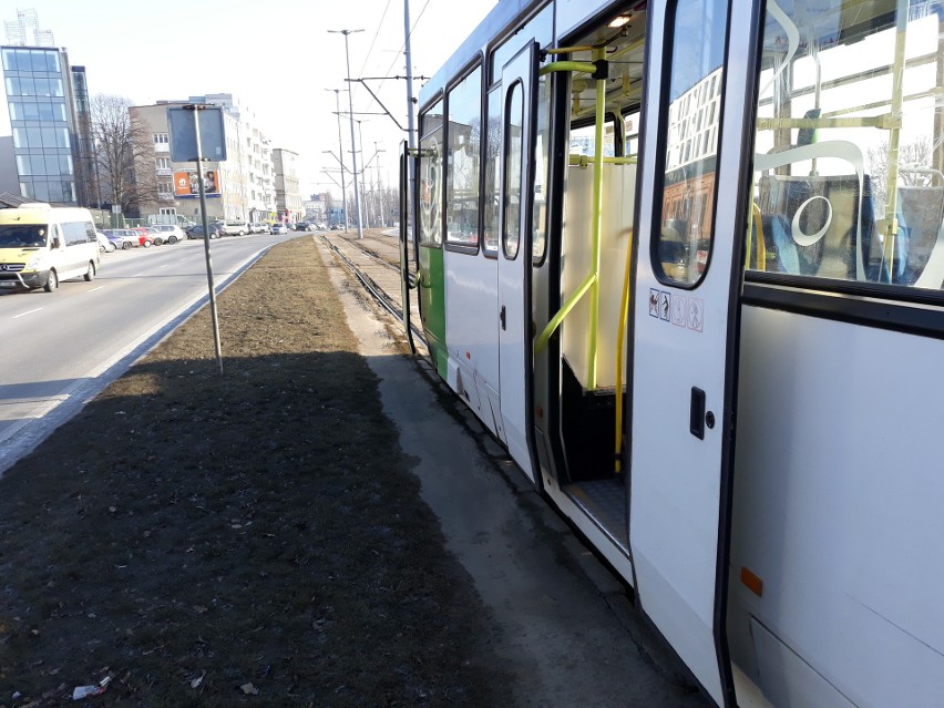 Autobus zablokował torowisko przy Wałach. "Szóstki" jeżdżą objazdem