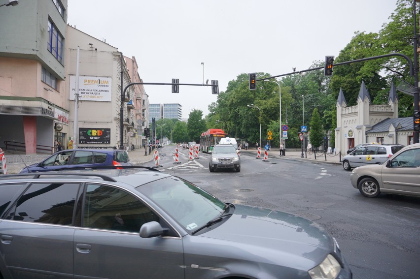 Chaos na skrzyżowaniu Lipowej i Racławickich. Drogowcy zafundowali kierowcom niepotrzebną nerwówkę. Zobacz zdjęcia