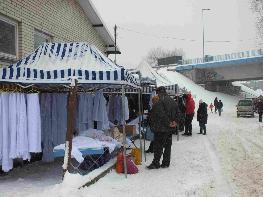 Świąteczne zakupy na targowisku w Starachowicach. Były choinki, suszone owoce i karp. W jakich cenach?