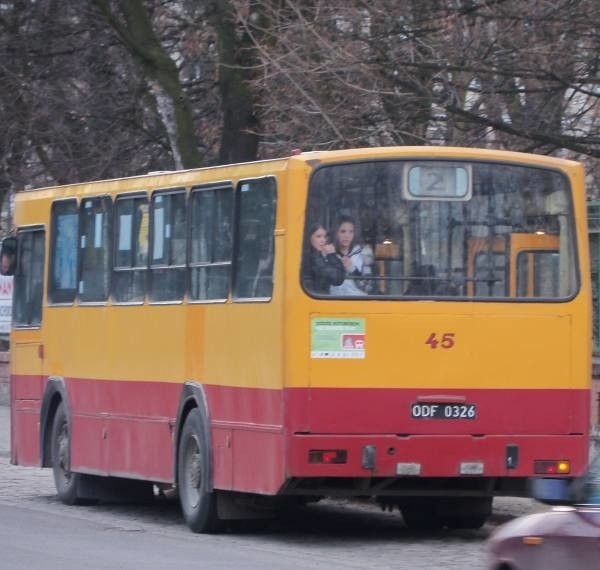 W starych autobusach pasażerowie narzekają na smród spalin i niedomykające się drzwi.