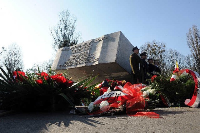 Obchody 5. rocznicy katastrofy smoleńskiej przy pomniku smoleńskim na Powązkach w Warszawie.