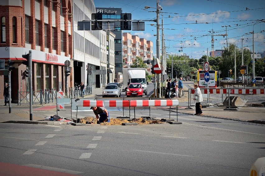 Kazimierza Wielkiego rozkopana. Jezdni groziło zawalenie