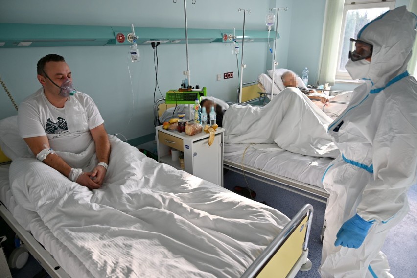 Bohaterowie czasów pandemii [4]. Tak walczą o życie chorych na Covid-19 w szpitalu w Starachowicach [FILM]