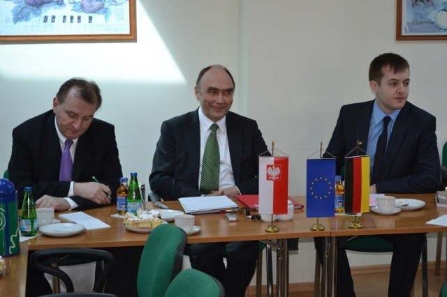 Na zdjęciu: minister dr Christoph Bergner podczas konferencji prasowej (w środku), Łukasz Biły asystent prasowy VdG (z prawej) oraz Leonard Malcharczyk, asystent konsula Niemiec w Opolu (z lewej).