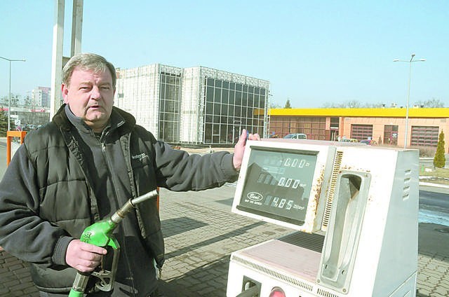 Krzysztof Szwoch nie sprzeda alkoholu na stacji benzynowej, ale klienci maja do niego o to żal