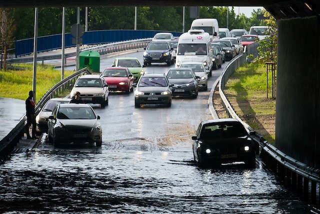 Po czerwcowych ulewach (13 i 17 czerwca) nie można było przejechać  ulicą Grunwaldzką. Poza tym, zalanych zostało kilkadziesiąt innych ulic - głównie na Osowej Górze, Miedzyniu oraz w centrum Bydgoszczy.